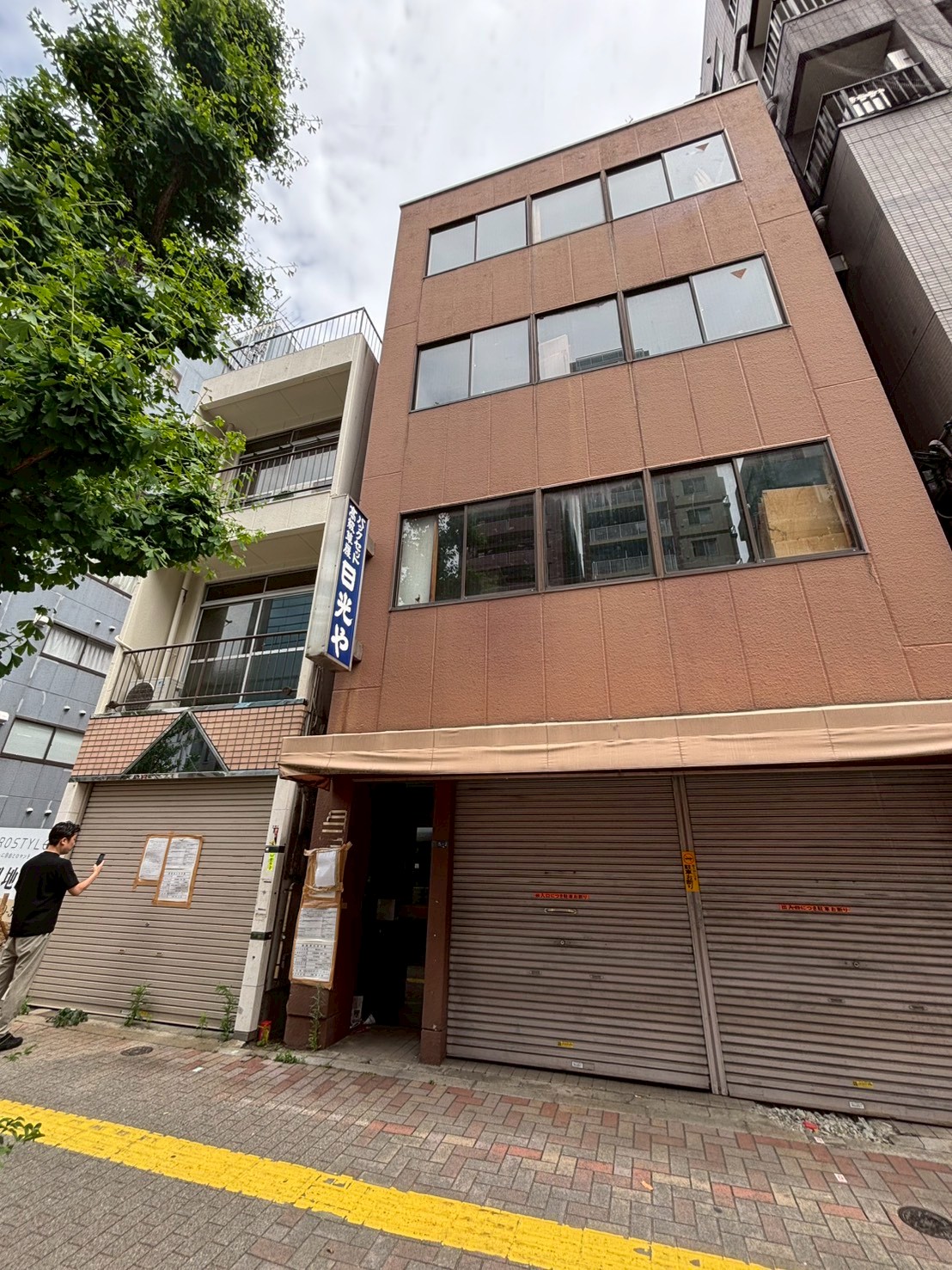 ビル解体工事前の現地調査で確認した鉄骨造ビルの正面外観
