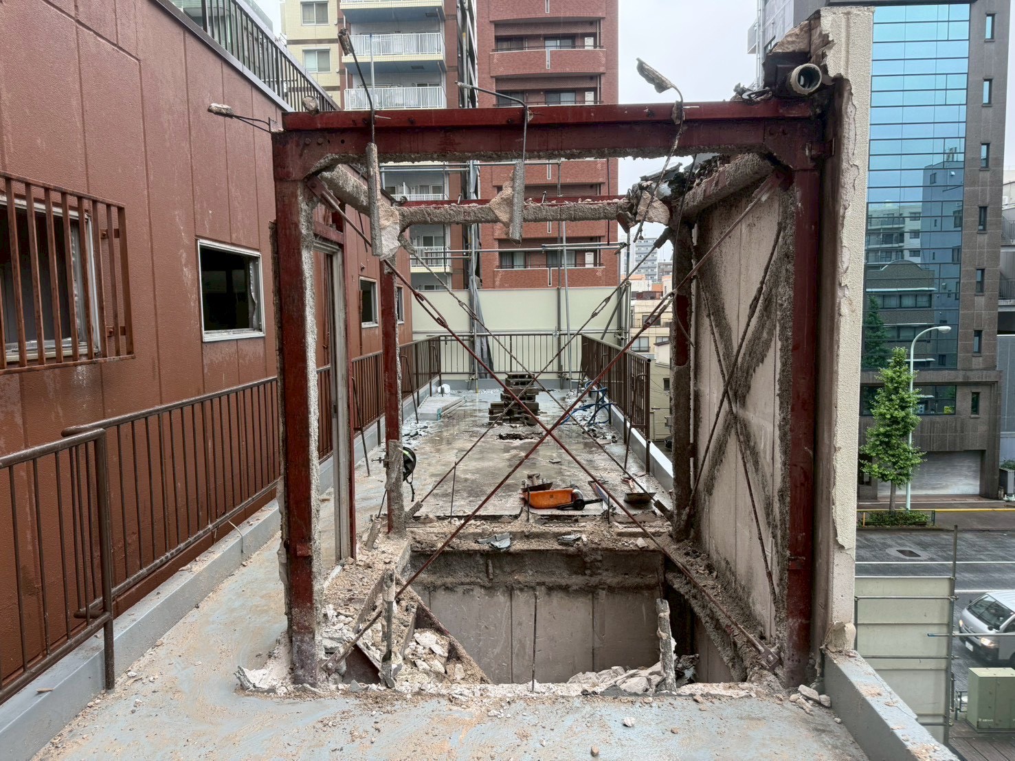 ビル解体工事で屋上スラブを撤去し鉄骨の梁が露出した状態