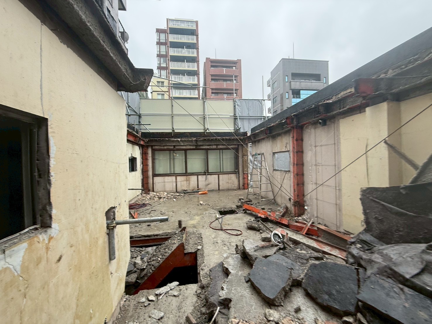 上部躯体の解体が進み鉄骨フレームだけが残ったビル解体工事の現場