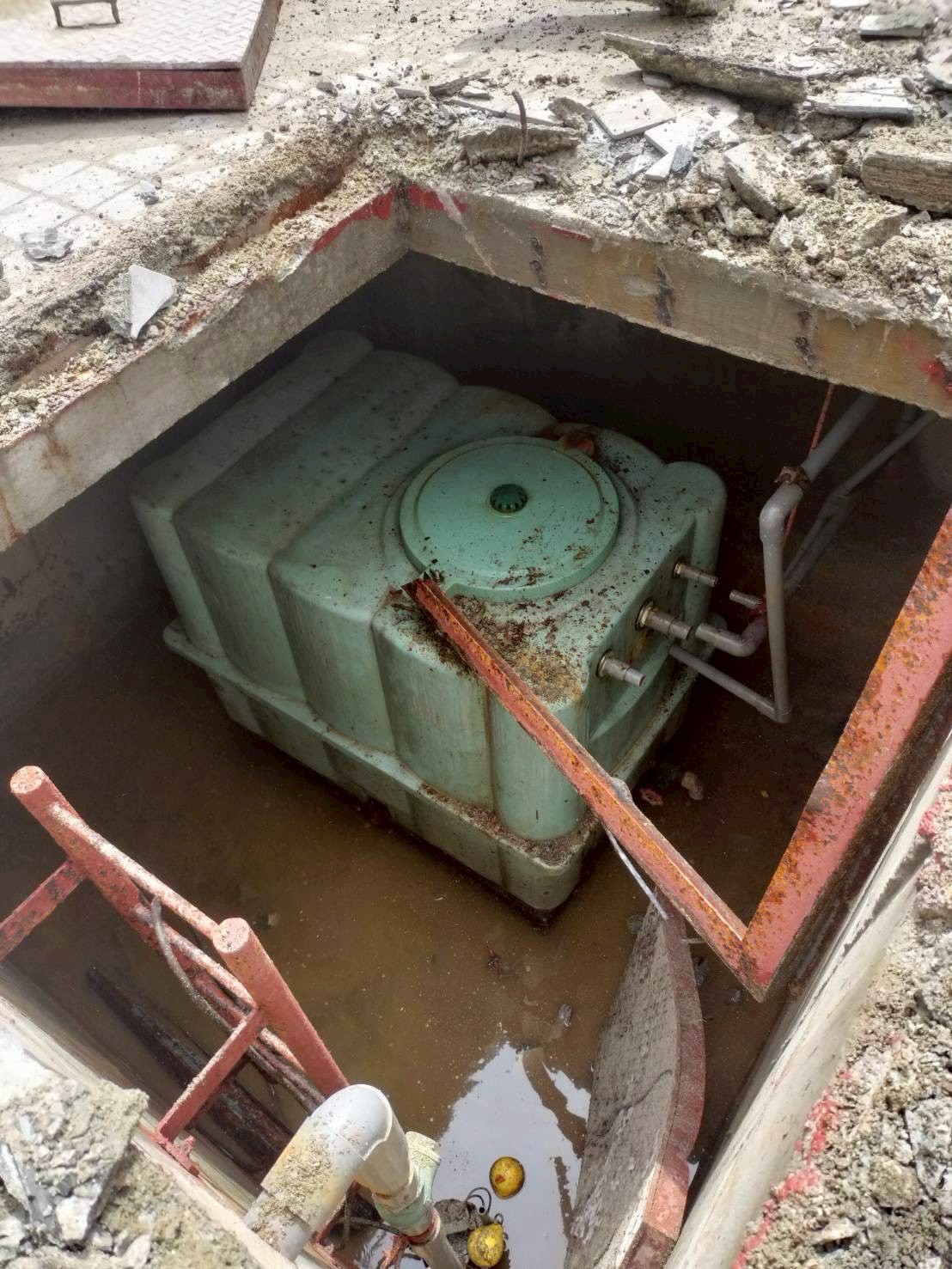 ビル解体工事中に地下ピットから発見された受水槽